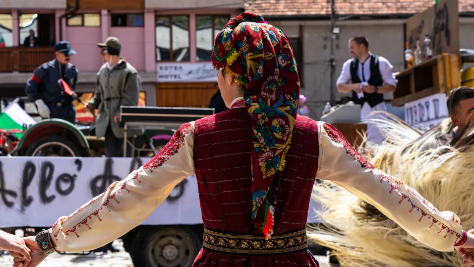 Vrouw in traditionele kleding feestdagen Bulgarije