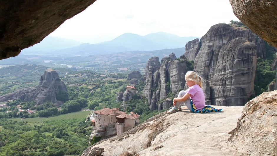 Meisje kijkt uit op Meteora kloosters 