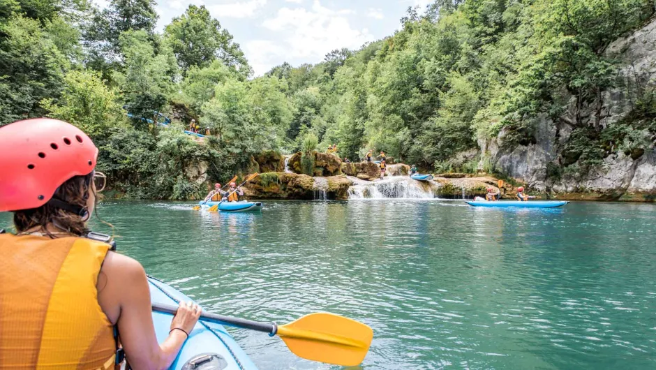 Slovenië en Kroatië met kinderen- Kajakken op Mreznica rivier. 