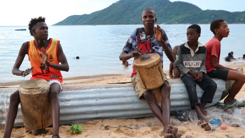 Malawi bezienswaardigheden - mannen met trommels.