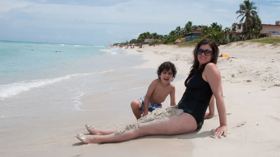 Reiservaringen Cuba, familie op het strand. 