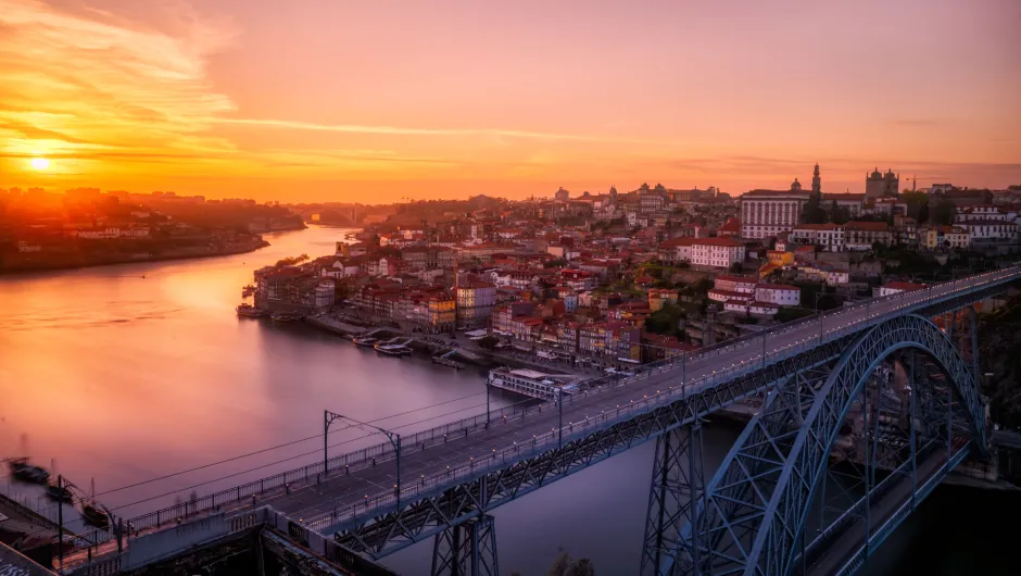 Zien en doen in Porto, bekende Ponte de Dom Luis I-brug.