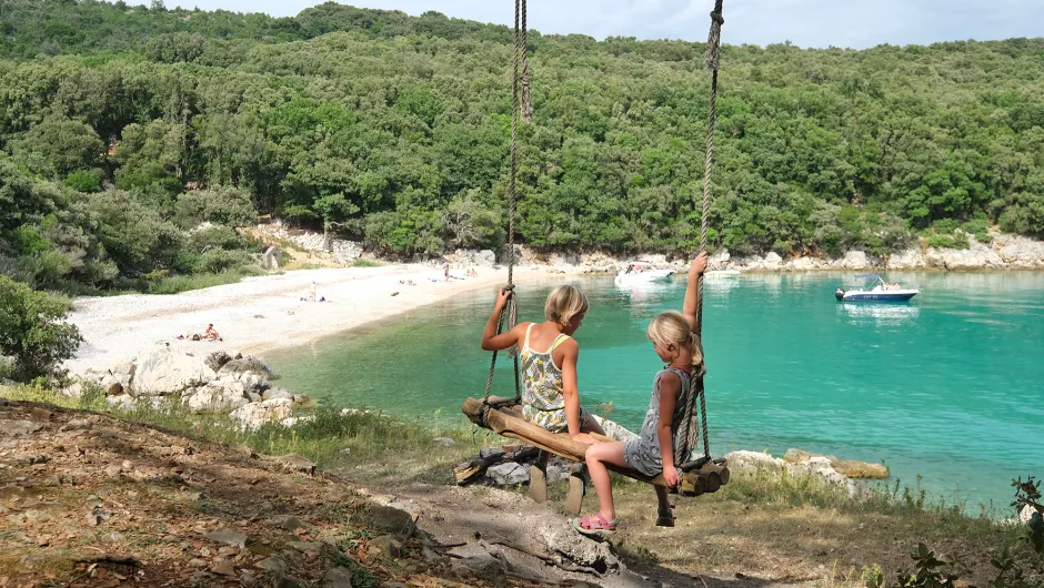 Zomervakantie 2025 kinderen op schommel.