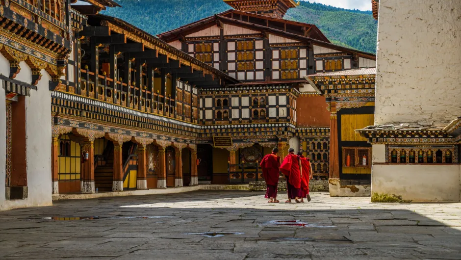 Reizervaringen Bhutan, dzong met monniken.