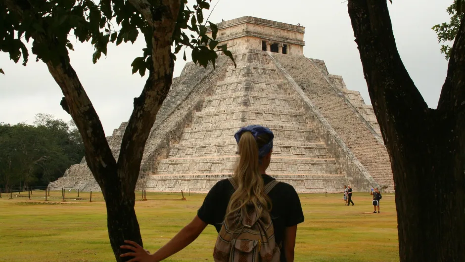 Rondreis Mexico vrouw bij Chichén Itzá.