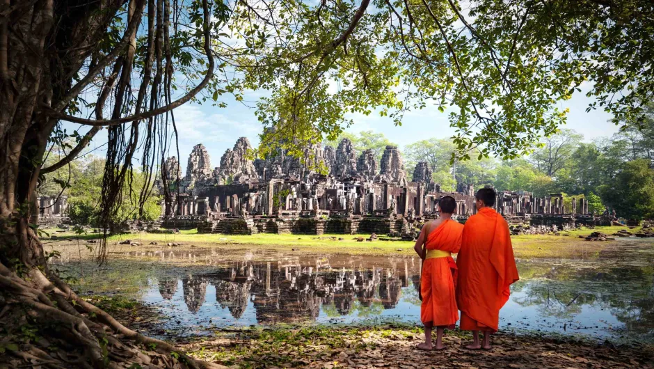 rondreis Cambodja - praktische info - 2 mannen bij water.