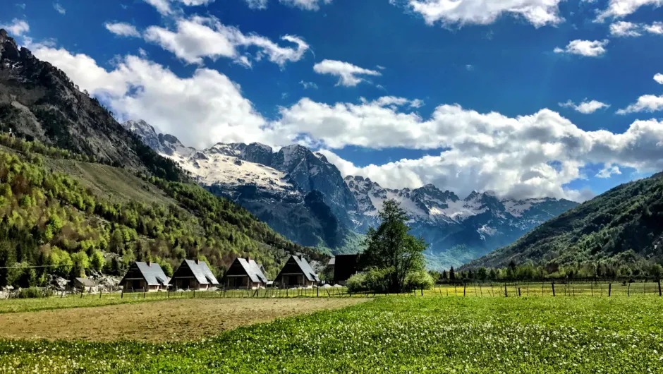 rondreis Albanië - Valbona hotel tussen de bergen.