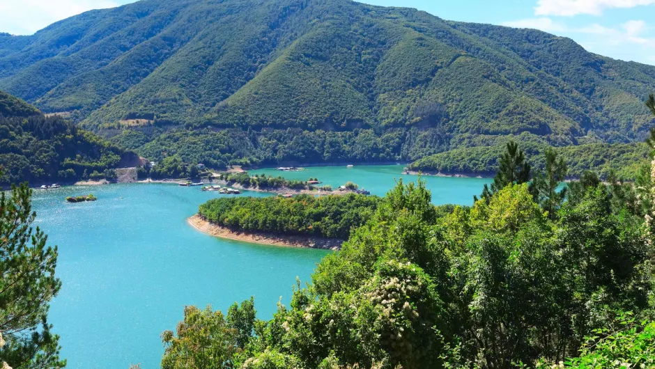 rondreis Bulgarije - Vacha dam water en bergen.