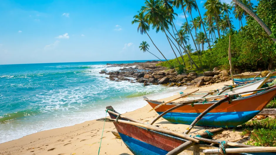 rondreis Sri Lanka - strand met boten.