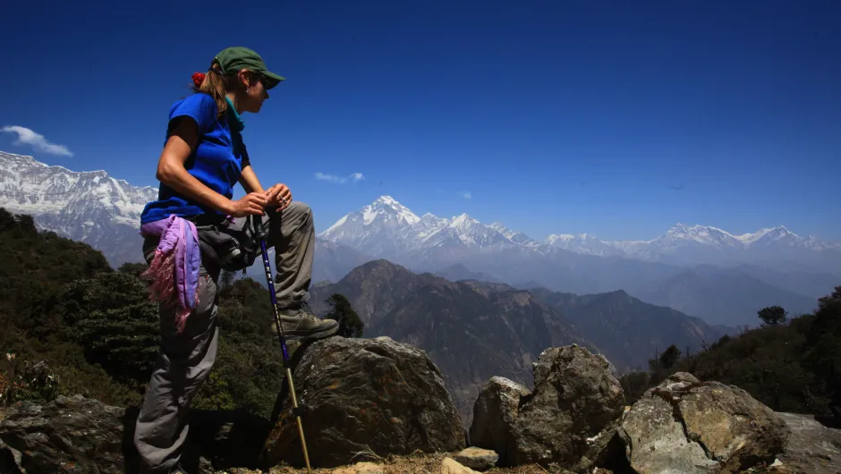 Nepal rondreis - reiziger boven op de Himalaya berg.