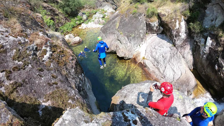 Portugal - reizigers die Canyoningen in het Nationaal Park Peneda-Gerês.