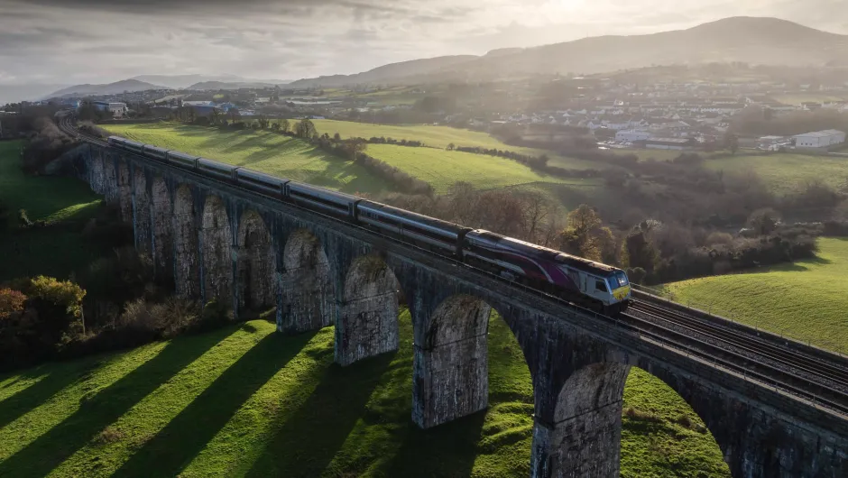 Ierland trein door landschap.