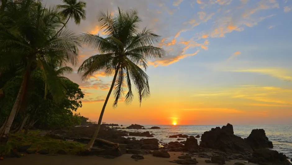 Laagseizoen in Costa Rica zonsondergang op strand.