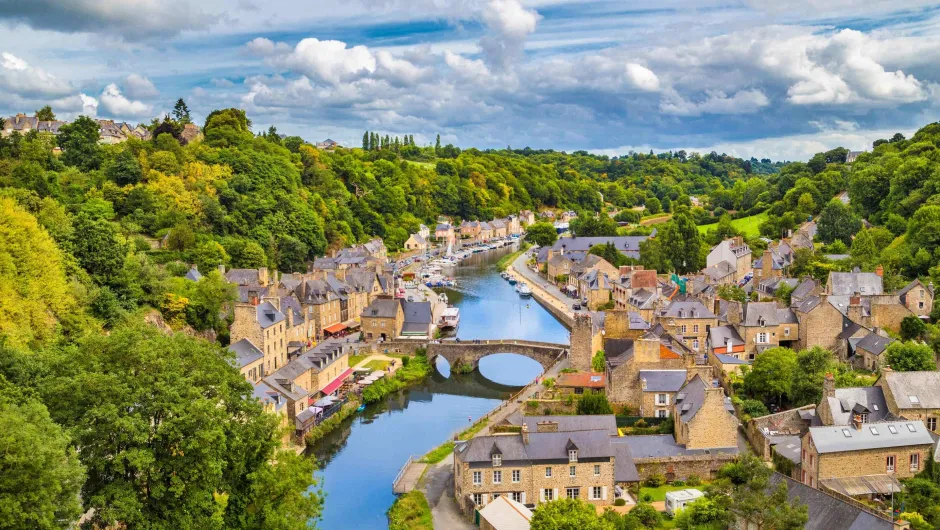 Duurzaamheid Frankrijk - huisjes langs een rivier in Dinan.