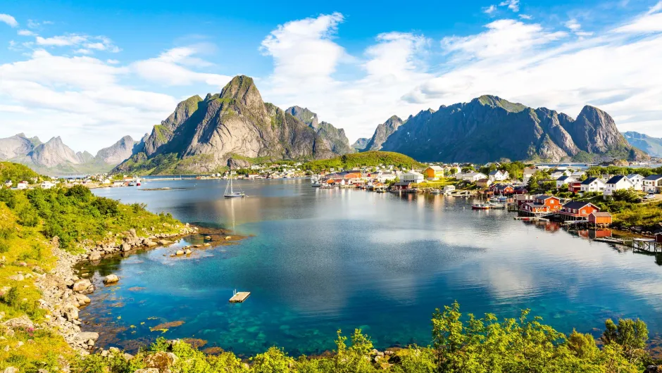 Duurzaamheid Noorwegen - Eilanden Lofoten met huisjes en boten.