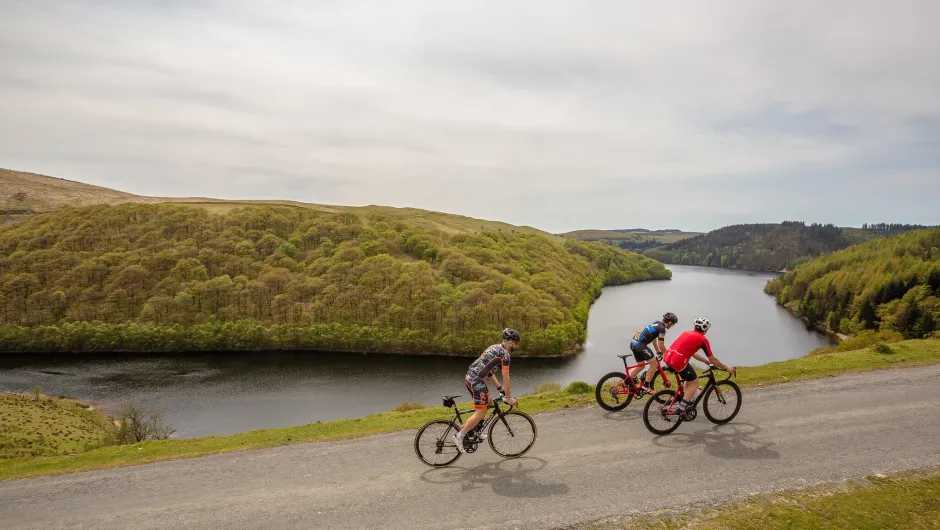 Drie fietsers in Wales.