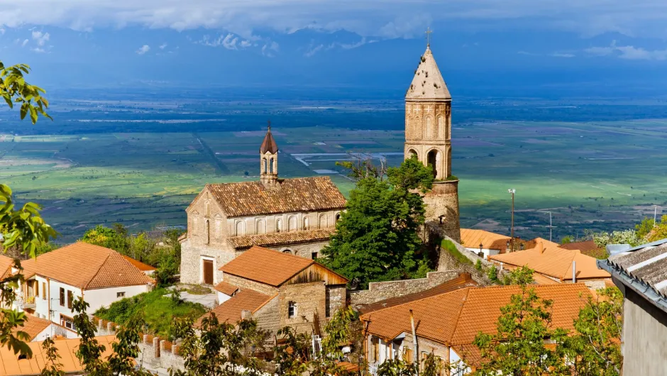 Hotels Georgië - huisjes en een kerk in Sighnaghi.