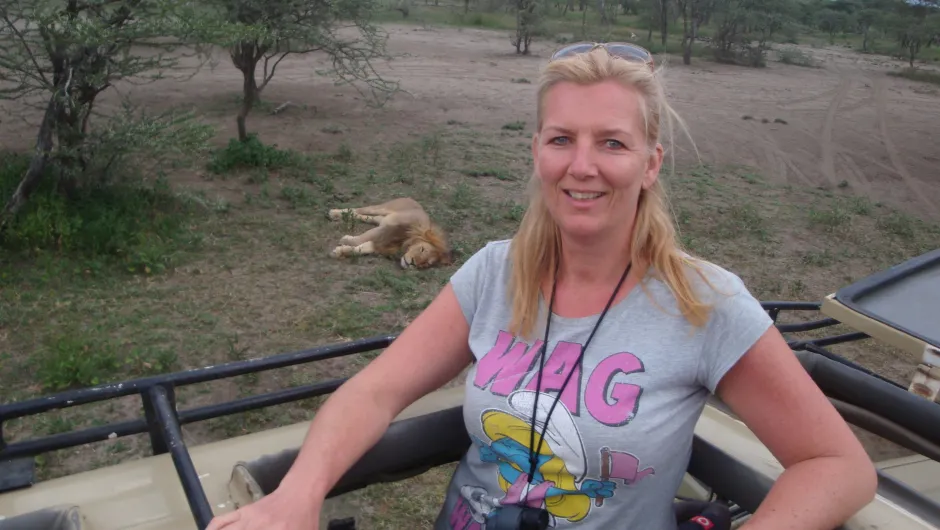 Tanzania Karin in jeep.