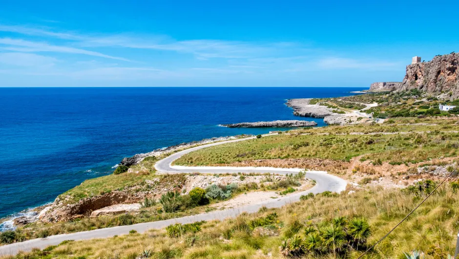 Autoweg aan de kust in Palermo, Sicilië.