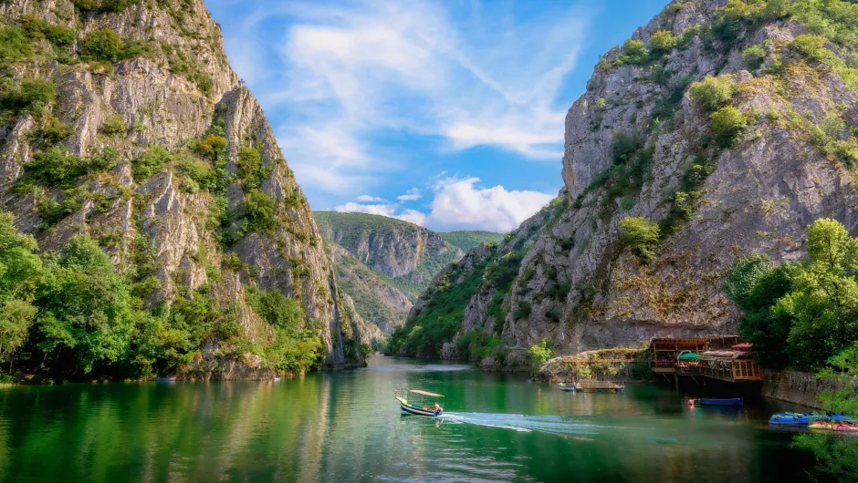 Rondreis Noord-Macedonië -bootje op het water bij de Matkakloof.