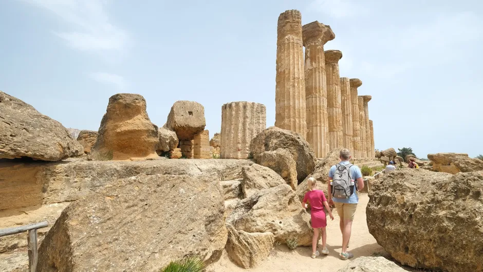 reizigers bij een Griekse tempel op Sicilië.