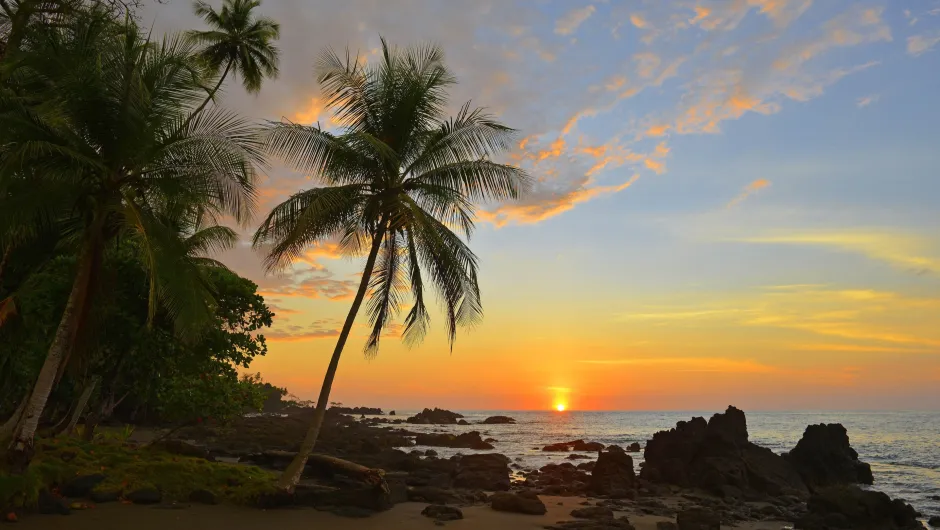 Voordelen laagseizoen in Costa Rica - zonsondergang op strand.