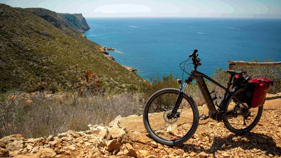 Fiets op een berg met uitzicht over de zee. 