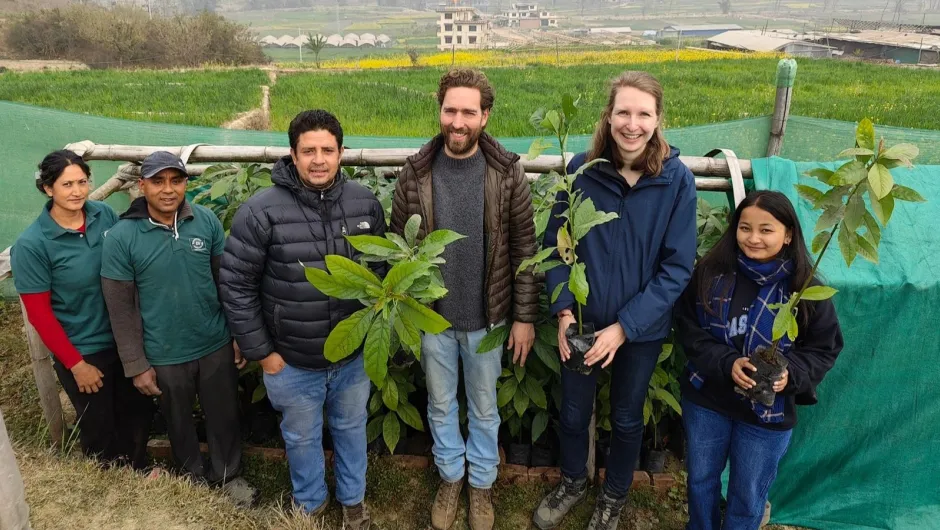 Esmée met reisexpert bij het Green Intelligence-project in Nepal.