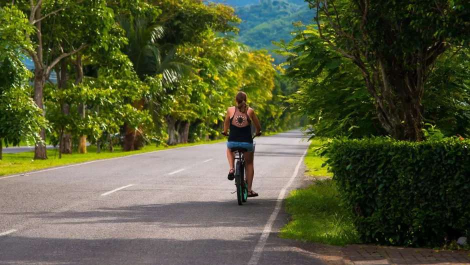 Excursies Costa Rica - reiziger aan het fietsen op de weg.