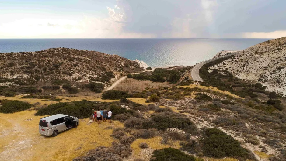 Familie aan de kust van Cyprus