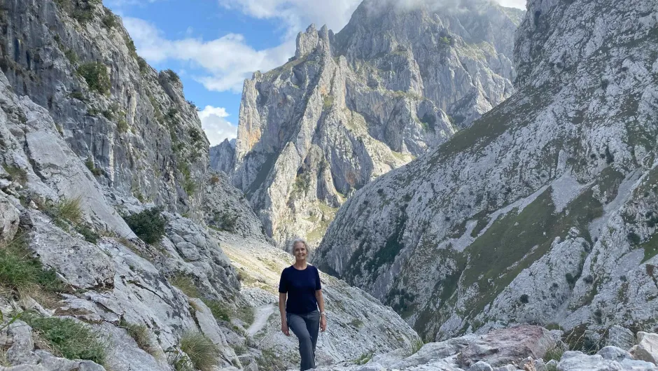 Avontuurlijk reizen binnen Europa - Saskia in de bergen in Senda del Cares.