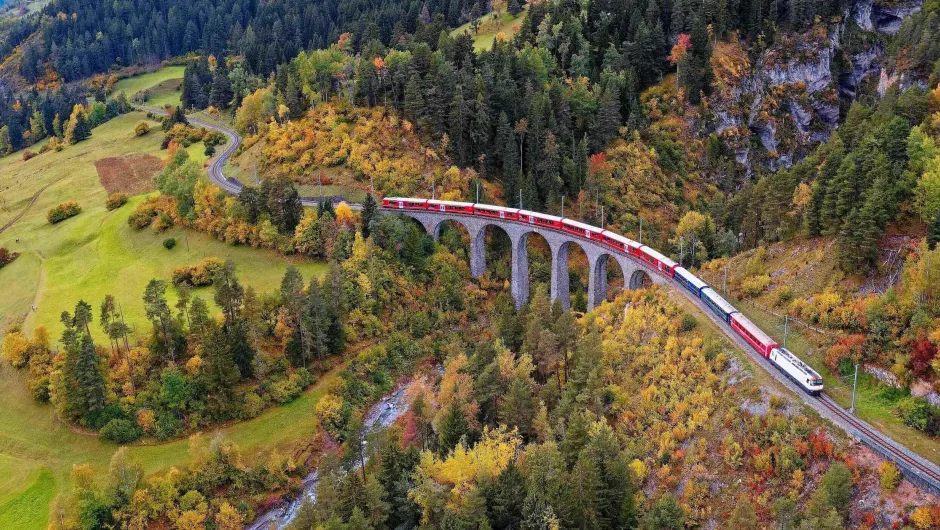 Treinquiz, door het berglandschap. 