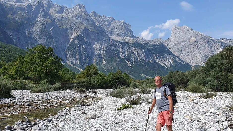 Reiservaringen in Albanië, hiken tussen de bergen.