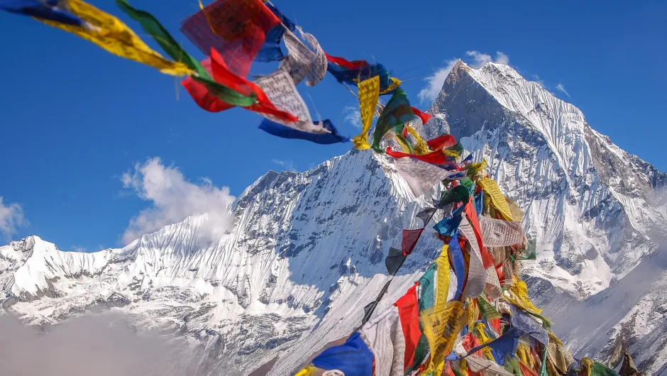 Annapurna I met gekleurde vlaggetjes.
