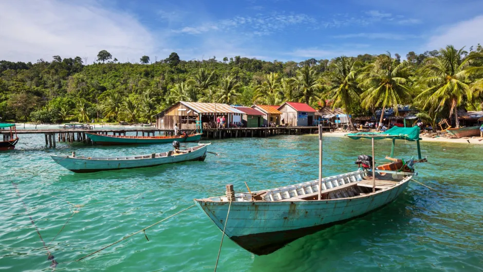 Vissersbootjes in het water in Kep.