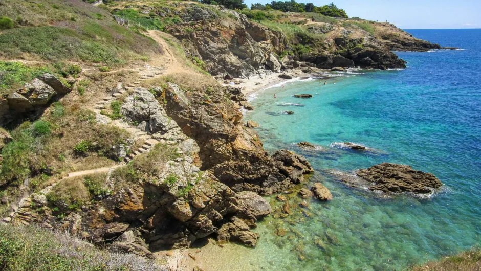 Rondreis Bretagne, Rotskust met blauwe zee.