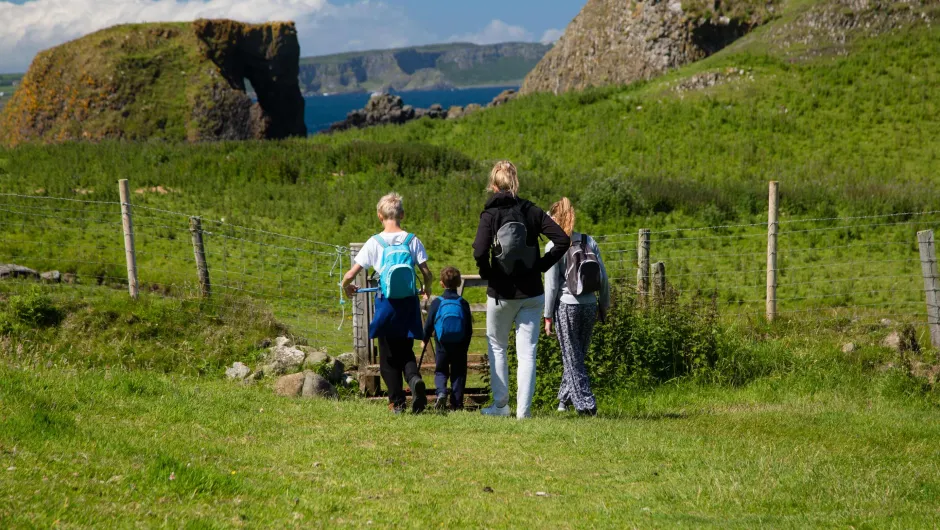 Actieve familievakantie Ierland - gezin bij en hek in het landschap.