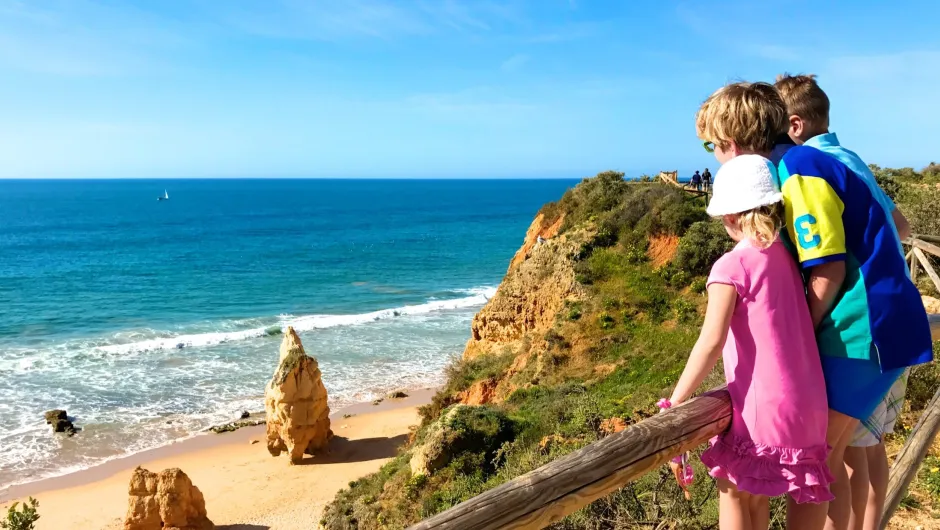 Portugal met kinderen - Kinderen kijken naar uitzicht over de zee. 
