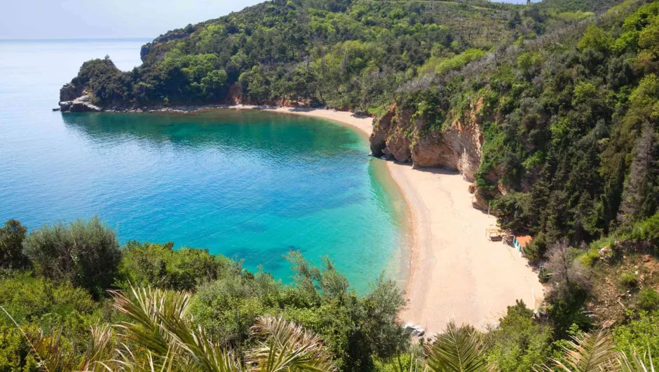 Mooiste stranden van Montenegro - uitzicht van een baai.