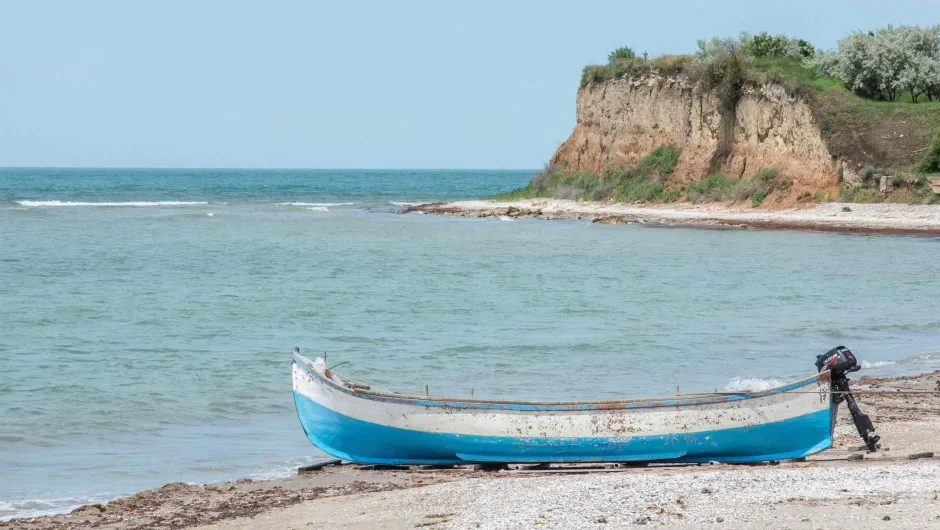 Mooiste stranden van Roemenië - Mangalia strand met bootje.