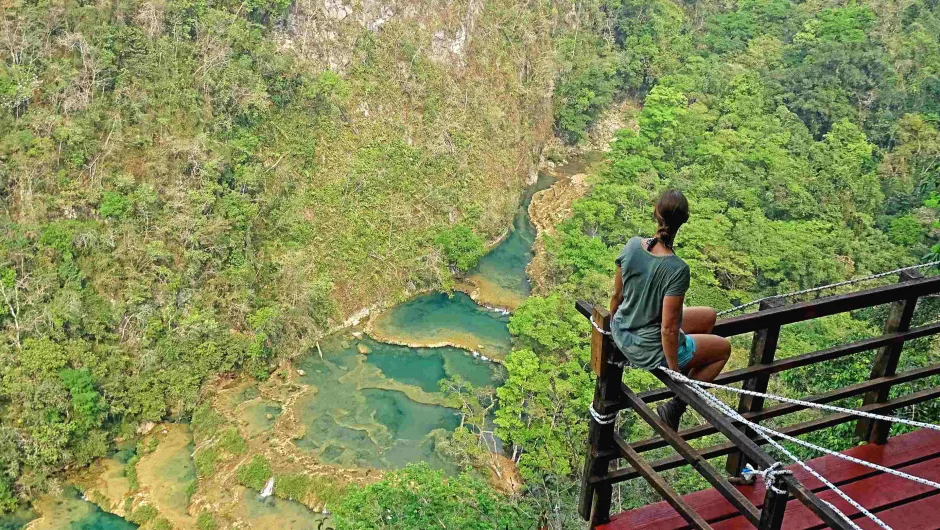 Reisroute Guatemala - reiziger bij een uitzichtpunt in Semuc Champey.