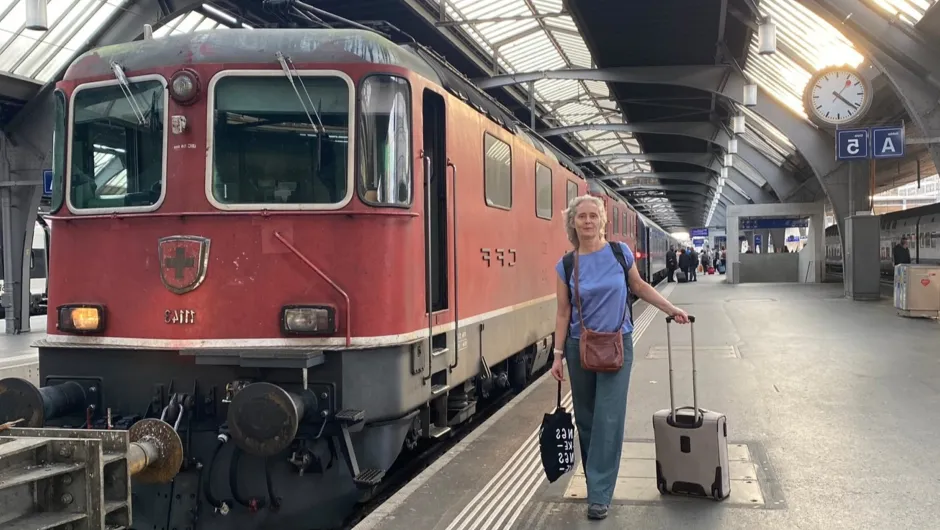 Griekenland zonder te vliegen - trein op perron in Griekenland.