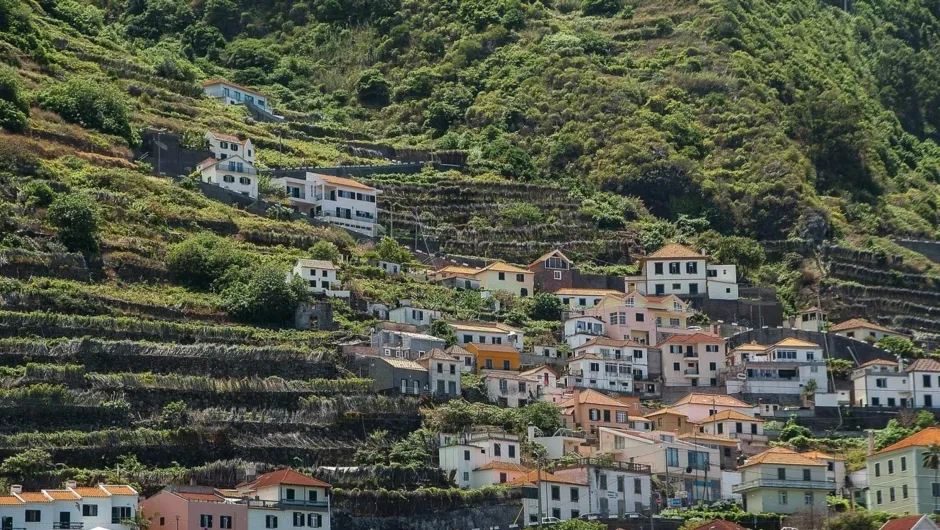 Madeira met kinderen - Kust plaats tussen de bergen.