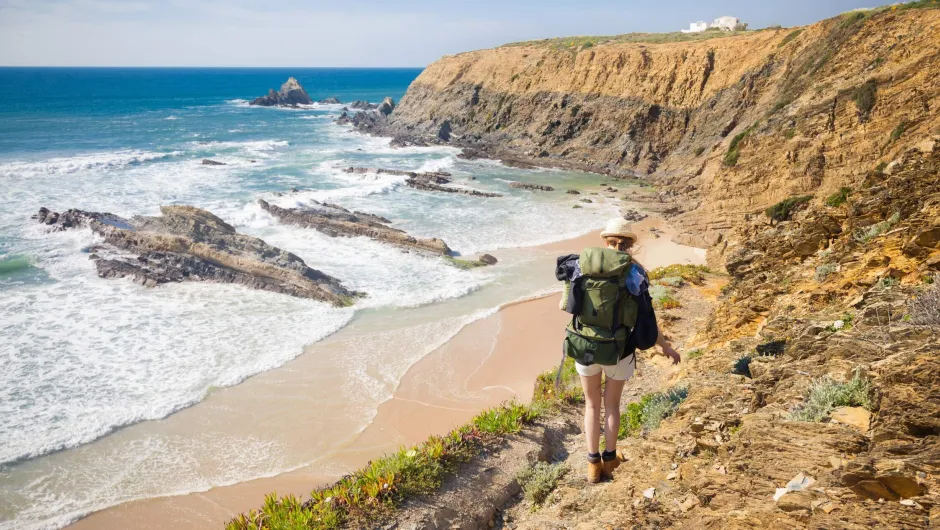 Rondreis Midden- en Zuid-Portugal - Vrouw wandelt langs de kust.