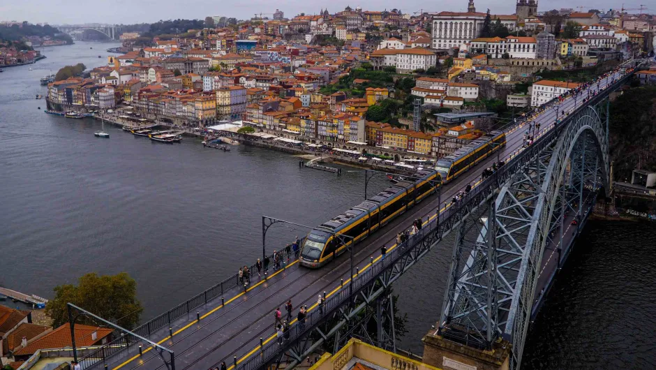 Treinreis Portugal - uitzicht op Porto met een trein.