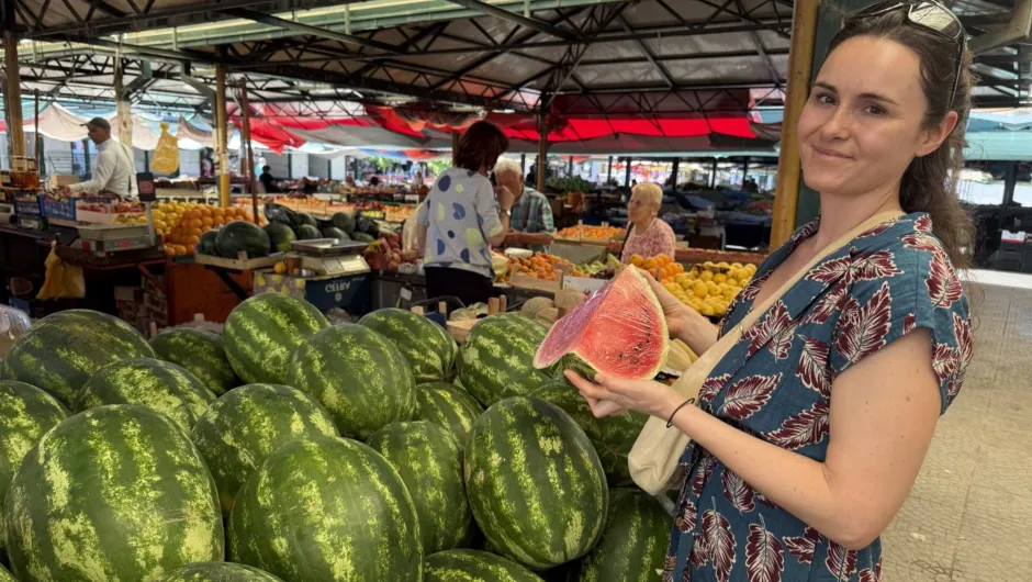 Reiziger met watermeloenen op een markt in Bitola.