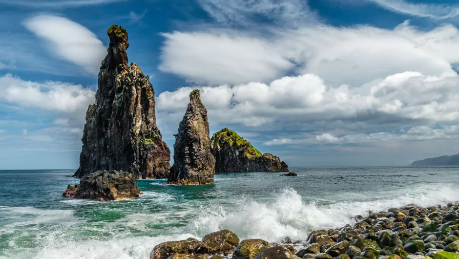 Zee met rotsen op Santo Antao.
