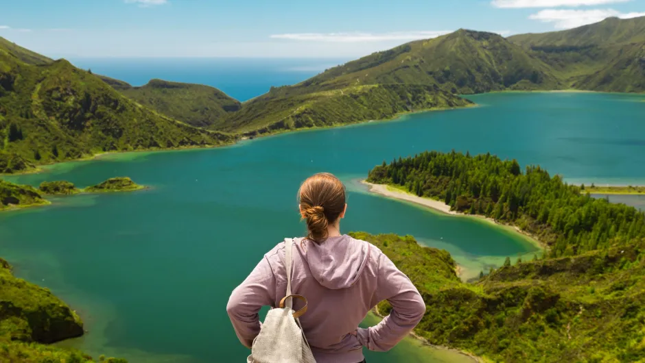 Rondreis Kaapverdië - Uitzicht over een blauw meer in Sao Miguel. 