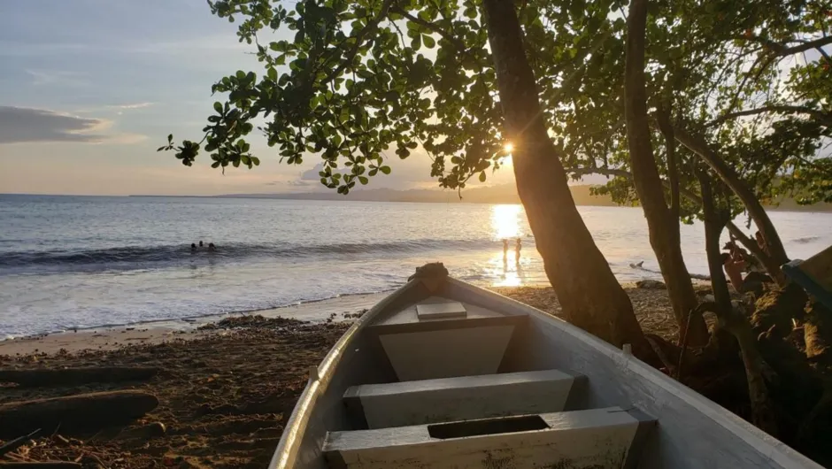 Een roeibootje op het strand in Costa Rica