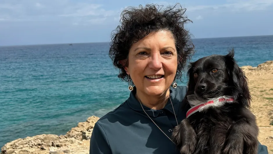 Cyprus specialist Niki met haar hondje op het strand.